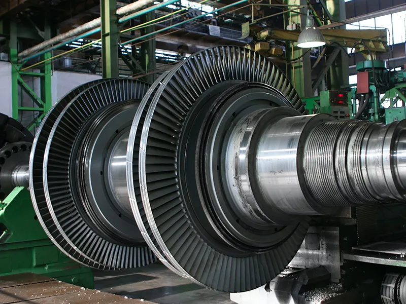 Turbinenrotor mit Schaufelscheiben auf der Welle in der Fertigungshalle